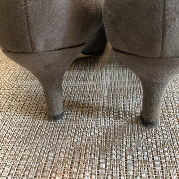 Bella-Vita gray suede leather bottomed pumps, size 11W in their original box. - Picture 4 of 6